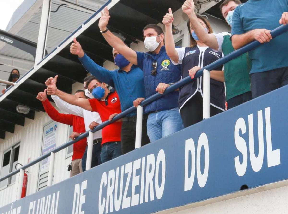 Gladson anuncia o “Bolsa Enche o Bucho” na beira do Rio Juruá